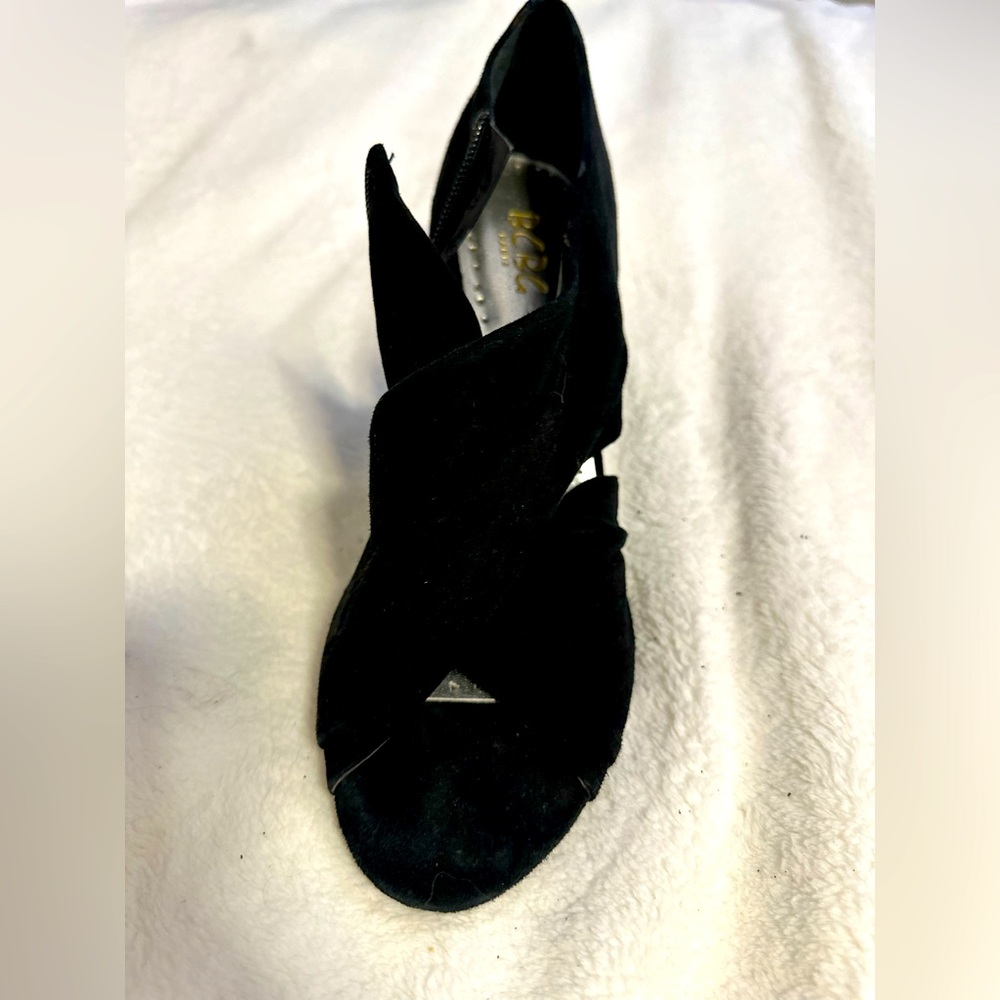 BCBG Paris Black Suede Foldover Heels – Sculptural, Zip – Size 9, Excellent